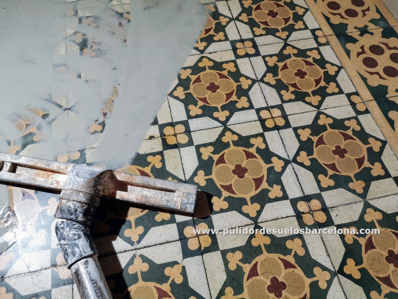 Baldosas de mosaico hidráulico de nueva fabricación necesitan ser pulidas y protegidas contra el uso diario, así estarán limpias de grasas y manchas de vino o aceite. Pulidores profesionales de mosaico antiguo hidráulico en Barcelona. Trabajos de restauración y reposición de baldosas hidráulicas nuevas o viejas.